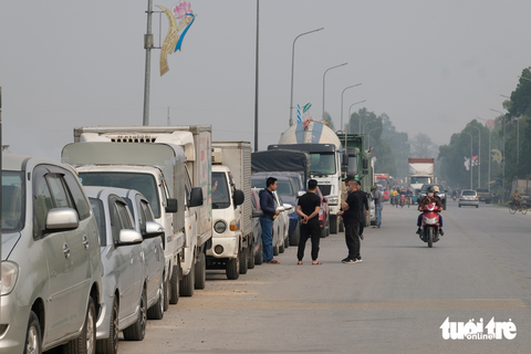 Tôi đi đăng kiểm xe - Ảnh 1. Hàng xe nối dài hơn 2km trước Trung tâm đăng kiểm phương tiện giao thông vận tải 99.02S (xã Tam Sơn, TP Từ Sơn, Bắc Ninh) - Ảnh: NGUYÊN BẢO