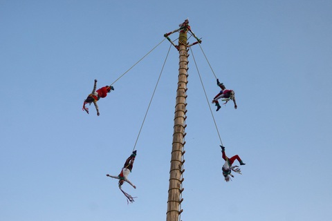 Đây là màn biểu diễn của những thành viên trong nhóm Doncellas del viento (Những quý cô của gió) trong phần nhảy múa có tên Nghi lễ của cột bay tại trung tâm văn hóa Los Pinos ở thủ đô Mexico City, Mexico ngày 10-3 - Ảnh: REUTERS Đây là màn biểu diễn của những thành viên trong nhóm Doncellas del viento (Những quý cô của gió) trong phần nhảy múa có tên Nghi lễ của cột bay tại trung tâm văn hóa Los Pinos ở thủ đô Mexico City, Mexico ngày 10-3 - Ảnh: REUTERS