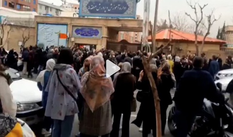 Iran bắt hơn 100 người vụ đầu độc hàng ngàn nữ sinh - Ảnh 1. Iran bắt hơn 100 người vụ đầu độc hàng ngàn nữ sinh - Ảnh 1.