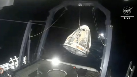 Tàu vũ trụ của tỉ phú Elon Musk đưa phi hành gia Mỹ, Nga về Trái đất an toàn - Ảnh 5. Tàu vũ trụ của tỉ phú Elon Musk đưa phi hành gia Mỹ, Nga về Trái đất an toàn - Ảnh 5.