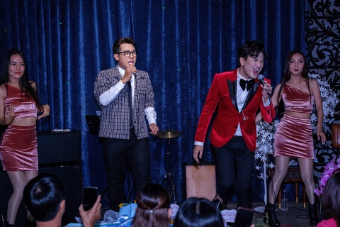 Dàn diễn viên Cổng mặt trời hội ngộ gây náo loạn sân khấu - Ảnh 7. Dàn diễn viên Cổng mặt trời hội ngộ gây náo loạn sân khấu - Ảnh 7.