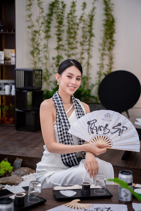 Ảnh vui sao Việt 12-3: Con gái là cục pin dự phòng của Phan Hiển - Ảnh 6. Ảnh vui sao Việt 12-3: Con gái là cục pin dự phòng của Phan Hiển - Ảnh 6.
