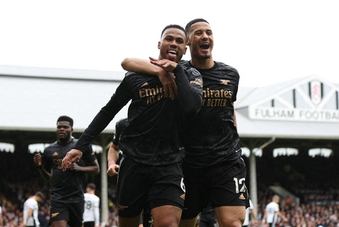 Thắng đậm Fulham, Arsenal giữ vững ngôi đầu - Ảnh 1. Thắng đậm Fulham, Arsenal giữ vững ngôi đầu - Ảnh 1.