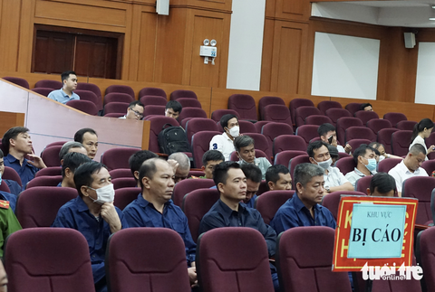 Đại án buôn lậu xăng dầu: Tòa xem xét thay đổi biện pháp ngăn chặn đối với bị cáo tại ngoại vắng mặt - Ảnh 2. Đại án buôn lậu xăng dầu: Tòa xem xét thay đổi biện pháp ngăn chặn đối với bị cáo tại ngoại vắng mặt - Ảnh 2.