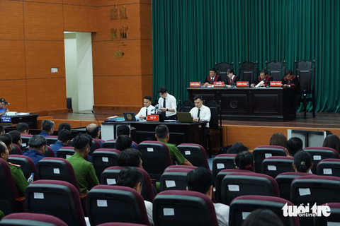 Đại án buôn lậu xăng dầu: Tòa xem xét thay đổi biện pháp ngăn chặn đối với bị cáo tại ngoại vắng mặt - Ảnh 1. Đại án buôn lậu xăng dầu: Tòa xem xét thay đổi biện pháp ngăn chặn đối với bị cáo tại ngoại vắng mặt - Ảnh 1.