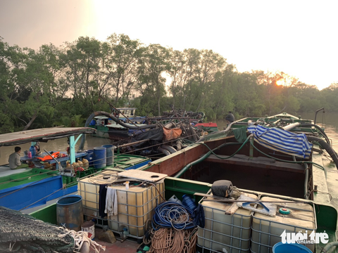 Bắt sáu ghe gỗ, tàu sắt chở hơn 242m3 cát không rõ nguồn gốc - Ảnh 2. Bắt sáu ghe gỗ, tàu sắt chở hơn 242m3 cát không rõ nguồn gốc - Ảnh 2.