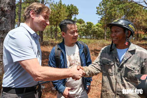 Hạ nghị sĩ Mỹ Dean Phillips đi nửa vòng trái đất đến Việt Nam tìm ký ức về cha - Ảnh 4. Hạ nghị sĩ Mỹ Dean Phillips đi nửa vòng trái đất đến Việt Nam tìm ký ức về cha - Ảnh 4.