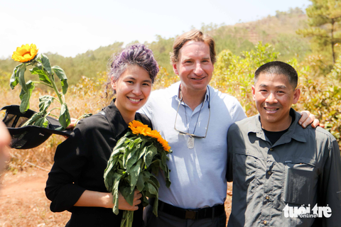 Hạ nghị sĩ Mỹ Dean Phillips đi nửa vòng trái đất đến Việt Nam tìm ký ức về cha - Ảnh 13. Hạ nghị sĩ Mỹ Dean Phillips đi nửa vòng trái đất đến Việt Nam tìm ký ức về cha - Ảnh 13.