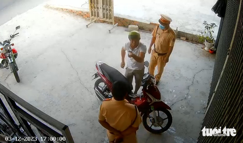 Trình bày vụ việc bị đánh rồi đánh luôn cảnh sát giao thông - Ảnh 1. Trình bày vụ việc bị đánh rồi đánh luôn cảnh sát giao thông - Ảnh 1.