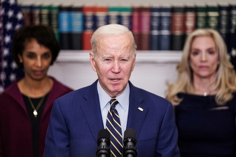 Ông Biden tuyên bố truy cứu người chịu trách nhiệm vụ sụp đổ ngân hàng - Ảnh 1. Ông Biden tuyên bố truy cứu người chịu trách nhiệm vụ sụp đổ ngân hàng - Ảnh 1.