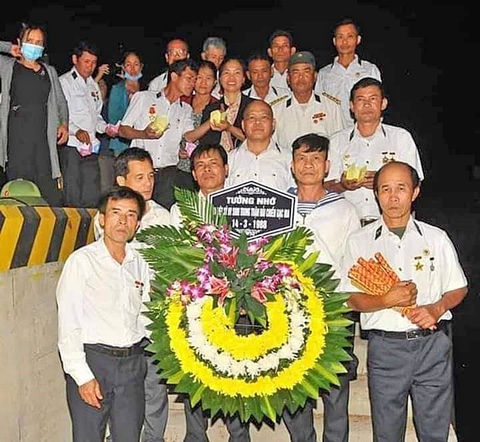 Gạc Ma - 35 năm vòng tròn bất tử - Kỳ 2: Hai người lính trở về dưới bóng cờ Tổ quốc - Ảnh 1. Ông Bình và ông Sơn hội ngộ cùng đồng đội trong lễ tưởng niệm Gạc Ma - Ảnh: NVCC