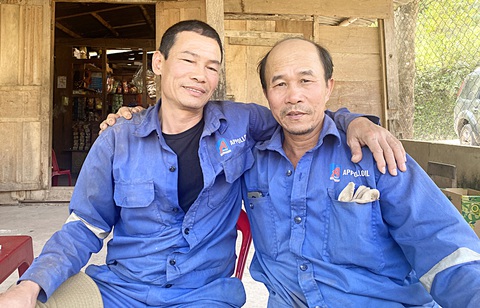 Gạc Ma - 35 năm vòng tròn bất tử - Kỳ 2: Hai người lính trở về dưới bóng cờ Tổ quốc - Ảnh 2. Hai cựu binh Trường Sa rời quân ngũ, lại đang lao động bên nhau. Ông Trần Xuân Bình bên phải hình - Ảnh: B.D.