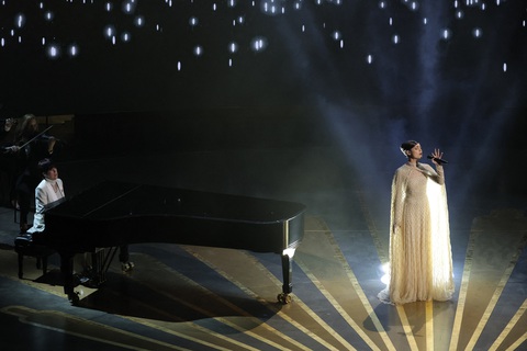 Sofia Carson và Diane Warren trình diễn ca khúc Applause trong phim Tell It like a Woman - Ảnh: REUTERS Sofia Carson và Diane Warren trình diễn ca khúc Applause trong phim Tell It like a Woman - Ảnh: REUTERS