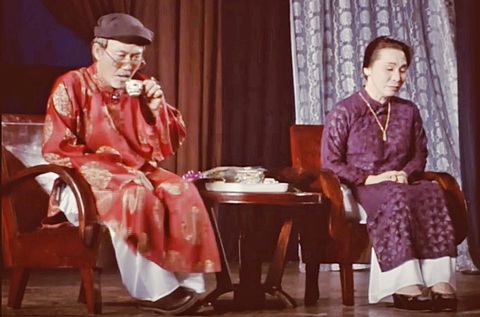 Vĩnh biệt nghệ sĩ Diệp Lang: Một đại thụ của sân khấu Việt Nam - Ảnh 1. Nghệ sĩ Diệp Lang và nghệ sĩ Bạch Tuyết trong vở Đời cô Lựu - Ảnh chụp màn hình