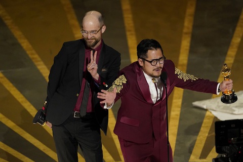 Oscar 2023: Dương Tử Quỳnh là nữ diễn viên chính xuất sắc nhất Oscar - Ảnh 4. Bộ đôi Daniel Kwan và Daniel Scheinert.