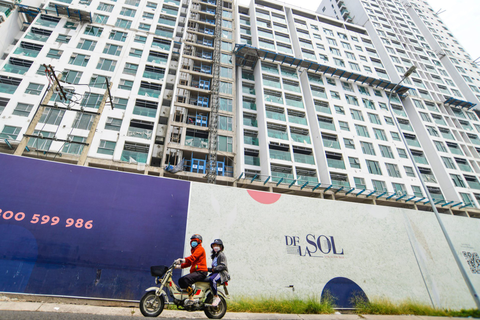 Nhiều cổ phiếu bất động sản tăng kịch trần, phần còn lại vẫn giảm giá - Ảnh 1. Nhiều cổ phiếu bất động sản tăng kịch trần, phần còn lại vẫn giảm giá - Ảnh 1.