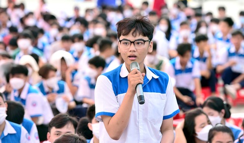 Đầm Dơi và cảm xúc đặc biệt - Ảnh 2. Học sinh huyện Đầm Dơi đặt câu hỏi cho ban tư vấn chương trình tư vấn tuyển sinh - hướng nghiệp sáng 12-3 - Ảnh: DUYÊN PHAN