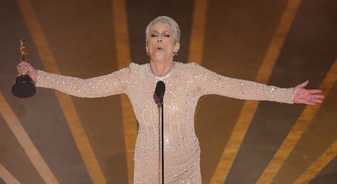 Giây phút tận hưởng chiến thắng của Jamie Lee Curtis khi giành giải Nữ diễn viên phụ xuất sắc nhất cho vai diễn trong Everything Everywhere All at Once, ngày 12-3 - Ảnh: REUTERS Giây phút tận hưởng chiến thắng của Jamie Lee Curtis khi giành giải Nữ diễn viên phụ xuất sắc nhất cho vai diễn trong Everything Everywhere All at Once - Ảnh: REUTERS