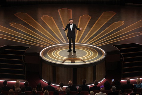 MC Jimmy Kimmel xuất hiện trên sân khấu lễ trao giải Oscar lần thứ 95, Los Angeles, ngày 12-3 - Ảnh: REUTERS MC Jimmy Kimmel xuất hiện trên sân khấu lễ trao giải Oscar lần thứ 95, Los Angeles, ngày 12-3 - Ảnh: REUTERS