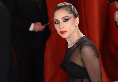 Lady Gaga gây sốt với chiếc váy hở vòng 3, đỡ nhiếp ảnh gia bị ngã ở Oscar 2023 - Ảnh 6. Lady Gaga gây sốt với chiếc váy hở vòng 3, đỡ nhiếp ảnh gia bị ngã ở Oscar 2023 - Ảnh 6.