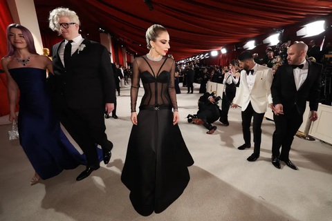 Lady Gaga gây sốt với chiếc váy hở vòng 3, đỡ nhiếp ảnh gia bị ngã ở Oscar 2023 - Ảnh 4. Lady Gaga gây sốt với chiếc váy hở vòng 3, đỡ nhiếp ảnh gia bị ngã ở Oscar 2023 - Ảnh 4.