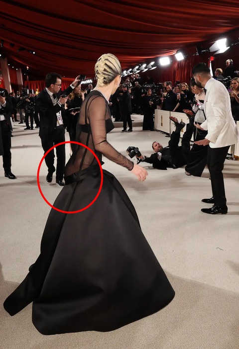 Lady Gaga gây sốt với chiếc váy hở vòng 3, đỡ nhiếp ảnh gia bị ngã ở Oscar 2023 - Ảnh 5. Lady Gaga gây sốt với chiếc váy hở vòng 3, đỡ nhiếp ảnh gia bị ngã ở Oscar 2023 - Ảnh 5.