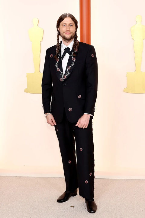 Thảm vàng Oscar 2023 và những bộ cánh ấn tượng - Ảnh 17. Thảm vàng Oscar 2023 và những bộ cánh ấn tượng - Ảnh 17.