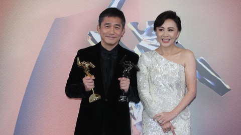 Lương Triều Vỹ tay trong tay Lưu Gia Linh, nhận cú đúp tại Giải thưởng Điện ảnh châu Á - Ảnh 4. Lương Triều Vỹ tay trong tay Lưu Gia Linh, nhận cú đúp tại Giải thưởng Điện ảnh châu Á - Ảnh 4.