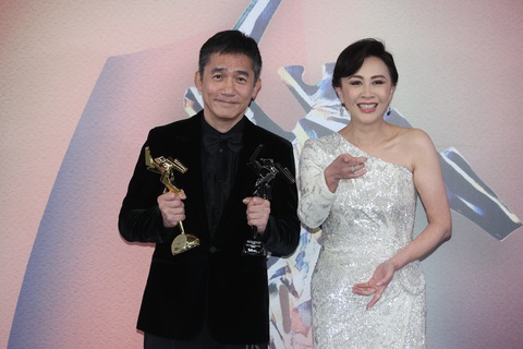 Lương Triều Vỹ tay trong tay Lưu Gia Linh, nhận cú đúp tại Giải thưởng Điện ảnh châu Á - Ảnh 5. Lương Triều Vỹ tay trong tay Lưu Gia Linh, nhận cú đúp tại Giải thưởng Điện ảnh châu Á - Ảnh 5.