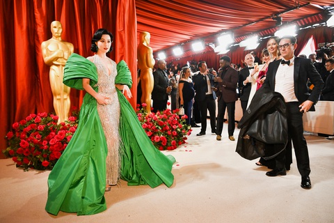 Thảm vàng Oscar 2023 và những bộ cánh ấn tượng - Ảnh 5. Thảm vàng Oscar 2023 và những bộ cánh ấn tượng - Ảnh 5.