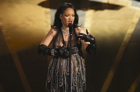 Rihanna biểu diễn ca khúc Lift Me Up của phim Black Panther: Wakanda Forever - Ảnh: REUTERS Rihanna biểu diễn ca khúc Lift Me Up của phim Black Panther: Wakanda Forever - Ảnh: REUTERS