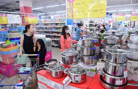 Khách hàng chọn mua đồ dùng nhà bếp khuyến mãi tại siêu thị Co.opmart Cống Quỳnh, quận 1, TP.HCM - Ảnh: QUANG ĐỊNH Khách hàng chọn mua đồ dùng nhà bếp khuyến mãi tại siêu thị Co.opmart Cống Quỳnh, quận 1, TP.HCM - Ảnh: QUANG ĐỊNH