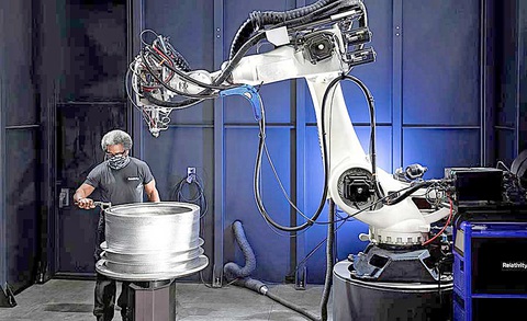 Tên lửa 3D không thể thành có thể - Ảnh 1. Một bộ phận của tên lửa được làm với máy in 3D tại nhà máy của công ty ở Long Beach, California - Ảnh: Relativity Space
