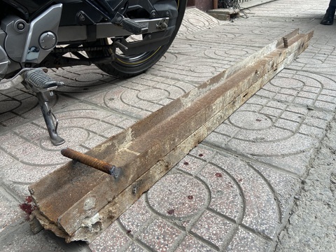 Thanh thép công trình ở Nha Trang rơi, ba người đi đường nhập viện - Ảnh 3. Thanh thép công trình ở Nha Trang rơi, ba người đi đường nhập viện - Ảnh 3.