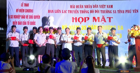Hơn 500 cựu binh Trường Sa tưởng nhớ đồng đội hy sinh bảo vệ Gạc Ma - Ảnh 1. Hơn 500 cựu binh Trường Sa tưởng nhớ đồng đội hy sinh bảo vệ Gạc Ma - Ảnh 1.