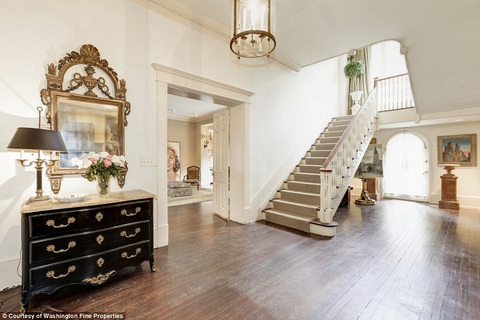 Biệt thự cố phu nhân Jackie Kennedy ở ngay sau khi rời Nhà Trắng đang được rao bán - Ảnh 6. Ngôi nhà rộng 650m2 với cầu thang được xây dựng khoảng năm 1794 - Ảnh: WASHINGTON FINE PROPERTIES