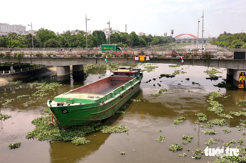 Cầu Kinh Thanh Đa (quận Bình Thạnh, TP.HCM) có độ tĩnh không thấp nên các phương tiện giao thông đường thủy phụ thuộc vào dòng chảy thủy triều, ảnh chụp ngày 13-3 - Ảnh: THANH TRÍ Cầu Kinh Thanh Đa (quận Bình Thạnh, TP.HCM) có độ tĩnh không thấp nên các phương tiện giao thông đường thủy phụ thuộc vào dòng chảy thủy triều, ảnh chụp ngày 13-3 - Ảnh: THANH TRÍ