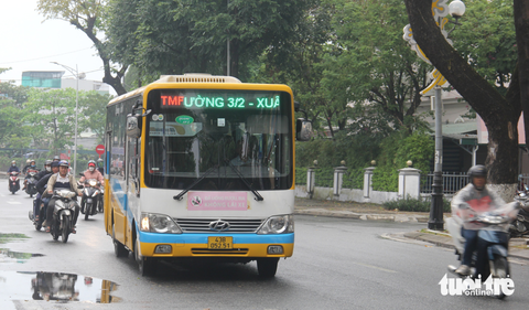Xe buýt Đà Nẵng được trợ giá vẫn trống lốc - Ảnh 2. Xe buýt Đà Nẵng được trợ giá vẫn trống lốc - Ảnh 2.