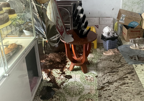 Sau vụ tạt chất bẩn, chủ tiệm bánh lại nhận tin nhắn dọa giết - Ảnh 2. Sau vụ tạt chất bẩn, chủ tiệm bánh lại nhận tin nhắn dọa giết - Ảnh 2.