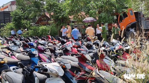 Xe vi phạm chất đống vì chủ xe bỏ luôn - Ảnh 2. Xe vi phạm chất đống vì chủ xe bỏ luôn - Ảnh 2.