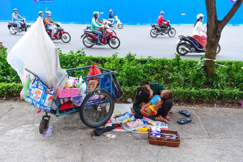 TP.HCM: Có tình trạng chăn dắt trẻ em ăn xin với nhiều hình thức - Ảnh 1. TP.HCM: Có tình trạng chăn dắt trẻ em ăn xin với nhiều hình thức - Ảnh 1.