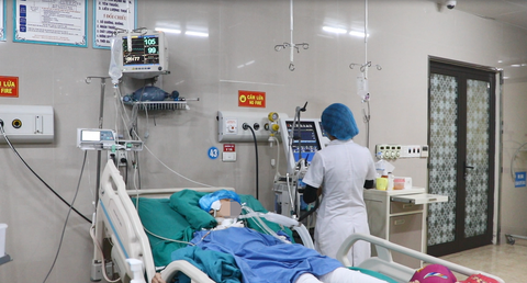 Miễn toàn bộ viện phí cho cô giáo Phượng - Ảnh 1. Miễn toàn bộ viện phí cho cô giáo Phượng - Ảnh 1.