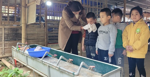 Lớp học mầm non gió lùa tứ bề nơi thượng nguồn sông Mã - Ảnh 3. Lớp học mầm non gió lùa tứ bề nơi thượng nguồn sông Mã - Ảnh 3.