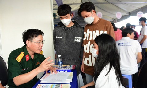 Dự thảo tuyển sinh vào trường công an, quân đội 2023: Thay đổi về bài thi, cách đặt nguyện vọng - Ảnh 1. Trung tá Nguyễn Trung Dũng (trợ lý tuyển sinh Trường sĩ quan Lục quân 2) tư vấn cho thí sinh quan tâm đến tuyển sinh vào trường quân đội - Ảnh: DUYÊN PHAN