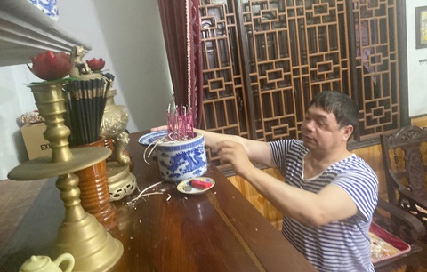 Gạc Ma - 35 năm vòng tròn bất tử - Kỳ 3: Cả làng tìm vợ cho người thương binh Gạc Ma - Ảnh 2. Ông Thống thắp hương tưởng nhớ đồng đội trong những ngày tưởng niệm sự kiện Gạc Ma 14-3 - Ảnh: B.D.