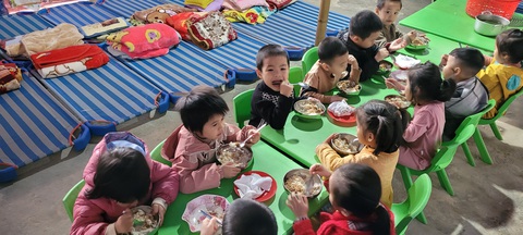 Lớp học mầm non gió lùa tứ bề nơi thượng nguồn sông Mã - Ảnh 6. Lớp học mầm non gió lùa tứ bề nơi thượng nguồn sông Mã - Ảnh 6.