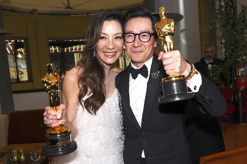 OSCAR 2023: Thời của châu Á tại Hollywood đã tới - Ảnh 1. Nữ diễn viên chính xuất sắc nhất Dương Tử Quỳnh và nam diễn viên phụ xuất sắc nhất Quan Kế Huy chụp hình lưu niệm sau lễ trao giải Oscar 2023 tại Hollywood, Los Angeles, bang California, Mỹ ngày 12-3-2023 - Ảnh: Reuters