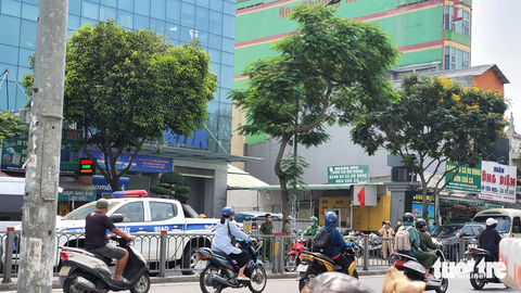 F88: Bất ngờ với vốn góp ban đầu chỉ vài triệu đồng của CEO Phùng Anh Tuấn - Ảnh 2. Khám xét văn phòng đại diện F88 vào ngày 6-3 - Ảnh: MINH HÒA
