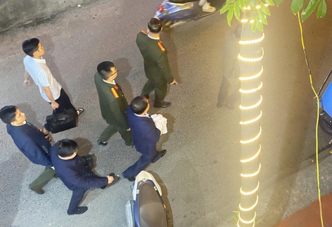 Vụ mua bán hóa đơn khiến ông Đỗ Hữu Ca bị bắt: Cán bộ thuế đòi ăn chia thế nào?- Ảnh 1. Cơ quan điều tra Công an tỉnh Quảng Ninh dẫn giải ông Nguyễn Đình Đương khi đó là chi cục trưởng Chi cục Thuế huyện Cát Hải, TP Hải Phòng (áo vest tím than, hàng đầu) ra xe tại thời điểm bắt giữ hồi tháng 3-2023 - Ảnh: H.ĐỨC