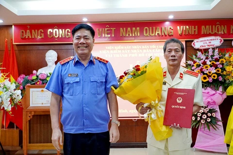 Ông Lê Xuân Hải làm phó viện trưởng Viện KSND cấp cao tại TP.HCM - Ảnh 1. Phó viện trưởng Viện Kiểm sát nhân dân tối cao Nguyễn Quang Dũng (bên trái) trao quyết định cho ông Lê Xuân Hải - Ảnh: N.N.